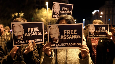 Julian Assange salió de la cárcel