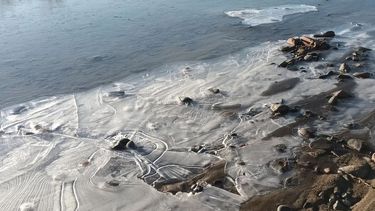 Video: el Río Jáchal, congelado por la ola polar en San Juan