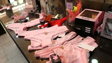 Video: ¿Las sanjuaninas siguen comprando bombacha rosa para Navidad?