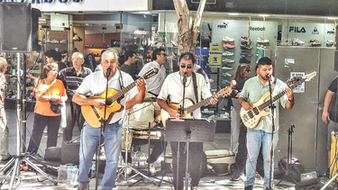 El grupo Nuevo Tiempo compartió su impronta en el cruce de las peatones de la capital sanjuanina.