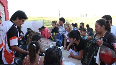 Chicos de colonias ya cuentan con sus kits escolares para las clases