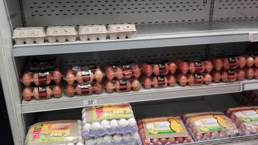 Escasean los huevos en San Juan y están más caros