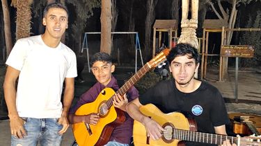 Alejandro, Rodrigo y Diego son los integrantes del grupo Los Hermanos Martínez, embajadores de la música de Angualasto.