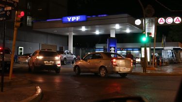 Una nueva noche de colas en las estaciones de servicio Una nueva noche de colas en las estaciones de servicio