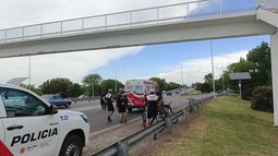 Salvaron a una mujer, tras caer de un puente de Avenida de Circunvalación Salvaron a una mujer, tras caer de un puente de Avenida de Circunvalación