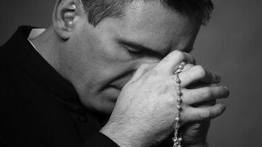 La rotación de curas, poca y bajo siete llaves