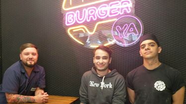 Juan Jesús Morales, empresario, junto a Nicolás y Matías, los jóvenes que empleó por medio del Programa de Empleo Joven Capital.