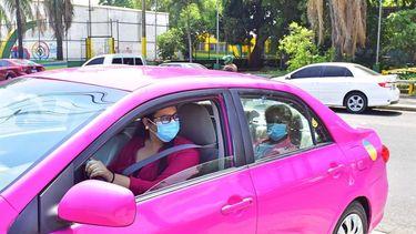 Una sanjuanina ofrece un servicio especial de Taxi para mujeres, niños y abuelos