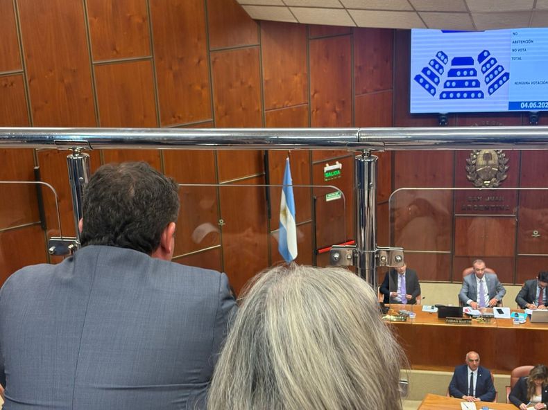 Orrego y su vicegobernador de frente.&nbsp;