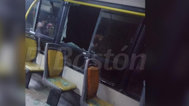 Uno más y van...: tiraron un fierro y reventaron la ventana de un colectivo&nbsp;