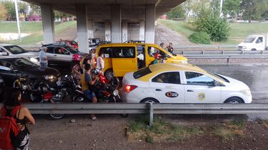 Foto: locura en la Circunvalación para protegerse del granizo