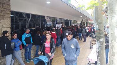 La foto de la crisis: una multitud de personas en las puertas de Anses, en busca de préstamos