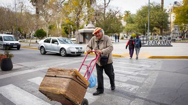 Recorre kilómetros a pie para vender semitas: Toribio, el hombre que se hizo viral por pedir que crujan los motores de un auto de TC