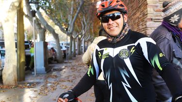 Gastón Arrieta, junto a su bici en la puerta de la Catedral antes de iniciar la bicicleteada a San Antonio de Padua.