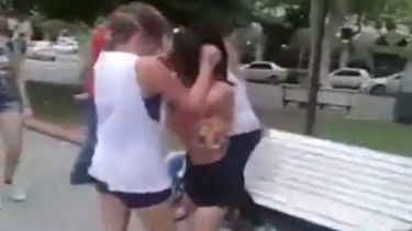 Brutal video de dos pibas a las trompadas en la Plaza 25 de Mayo