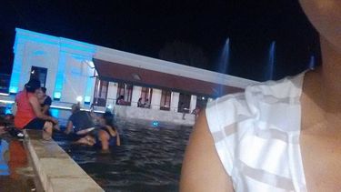 Desubicadas: se metieron en la fuente de la plaza del Bicentenario