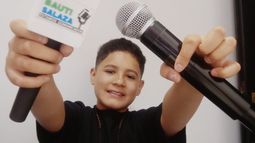 Del brazo de su abuelo y con un micrófono: la historia del mini periodista que recorre las canchas para entrevistar jugadores Del brazo de su abuelo y con un micrófono: la historia del mini periodista que recorre las canchas para entrevistar jugadores