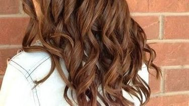 Video: trenza de cascada, un bonito y fácil peinado para toda ocasión