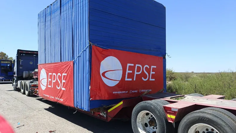 La laminadora para a fábrica de paneles solares en San Juan está llegando por partes a San Juan. La laminadora para a fábrica de paneles solares en San Juan está llegando por partes a San Juan.
