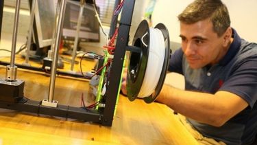 El sanjuanino que creó la mano del futuro y encendió la esperanza