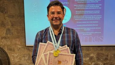 Carlos Meyer, dueño de 500 Noches, feliz con los diplomas que acreditan cada medalla de sus destilados en el certamen Argentina Spirits Awards