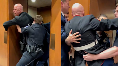 Video: así retiraban a un marine veterano del Senado de EEUU, por protestar contra la guerra