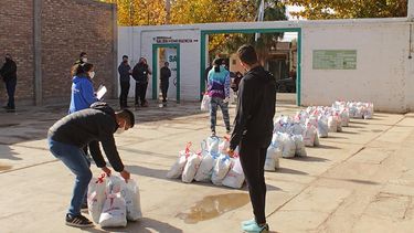 En Angaco, las instituciones deportivas se suman a la ayuda social