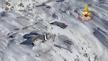 Enorme susto en Italia: cuatro heridos y 100 atrapados en un teleférico a 2800 metros sobre los Alpes