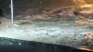 Tres familias están varadas tras la creciente en Valle Fértil: para arreglar el camino, trabajan a mano porque falta una máquina