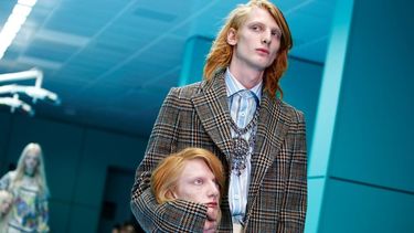 Cabezas decapitadas, tres ojos y dragones: el impactante desfile de modas que causó polémica en Italia