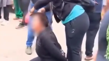 Brutal escrache a una mechera argentina en Bolivia: Mirá qué le hicieron