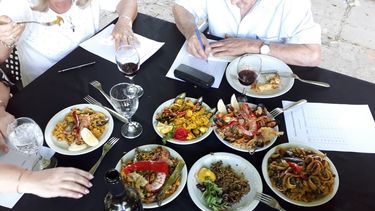 Sabor, música y color en el festival de paellas