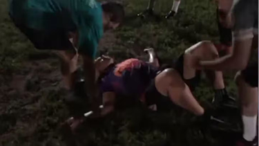 Un cable de alta tensión cayó en medio de una cancha de fútbol y cuatro jóvenes se electrocutaron