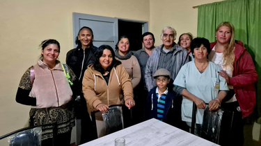 Pedro celebró junto a su familia tras recibir las llaves de su nueva casa en San Martín.