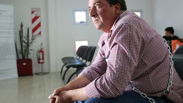 Un hombre se encadenó en una obra social porque no le quieren autorizar la cirugía