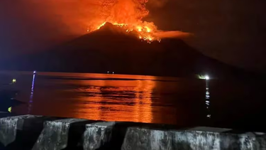 El volcán del monte Ruang ha puesto en jaque la tranquilidad de miles de personas en Indonesia.
