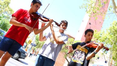 Los jóvenes que le ponen música clásica al microcentro