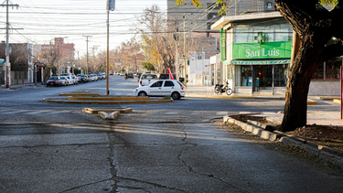 La calle Urquiza, una de las más transitadas de San Juan, muestra sus dos caras. La parte renovada hacia el Norte y a la que le falta mejorar, al Sur, que es donde se está por trabajar en el corto plazo.&nbsp;