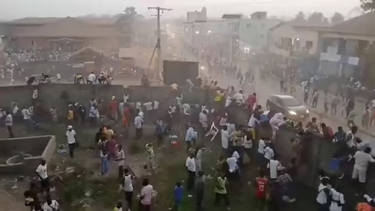 Manifestantes enfurecidos toman la justicia por sus manos en NZerekore (Guinea), desatando caos e incendios tras un partido de fútbol marcado por la controversia arbitral.