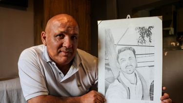 Ronald tiene en sus manos un retrato de Ismael. El dibujo fue realizado por Laura, la hermana del joven que perdió la vida y realizado por un maestro de plásticas, compañero de ella.&nbsp;