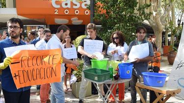 Científicos sanjuaninos lavaron platos en reclamo de más presupuesto