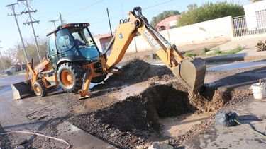 Máquinas a full para arreglar el socavón de la Calle 5