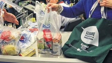 Ya comenzaron a cobrar las bolsas en los supermercados sanjuaninos