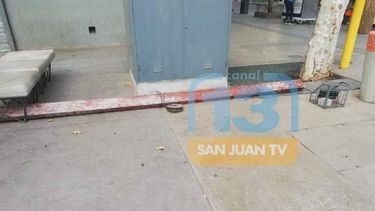 El viento tiró un poste desde un tercer piso y una familia se salvó de milagro