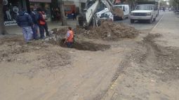 Arreglan el hueco que se tragó un auto en pleno centro