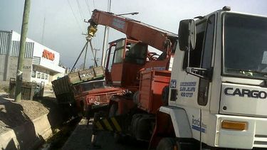 Un camión cayó al canal de la Ignacio de la Roza