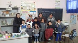 Una escuelita de Los Berros recibió una gran donación de ropa de otra de Rivadavia