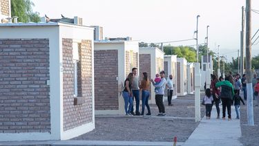 Uñac inauguró un barrio de casi 100 viviendas en Albardón