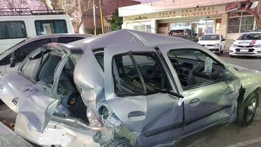 El auto donde iban los dos periodistas y su pequeña hija quedó destrozado.&nbsp;