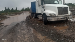 Unidos contra el barro: cómo fue el intenso operativo para destrancar un camión en Sarmiento